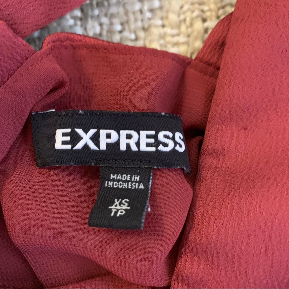 🌺Express T-back Blouse - Picture 2 of 3